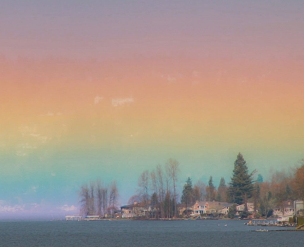 Photographer Cessna Kutz captured a rare natural phenomena, a horizontal rainbow known as a circumhorizontal arc, Lake Sammamish, US #WomensArt 🌈