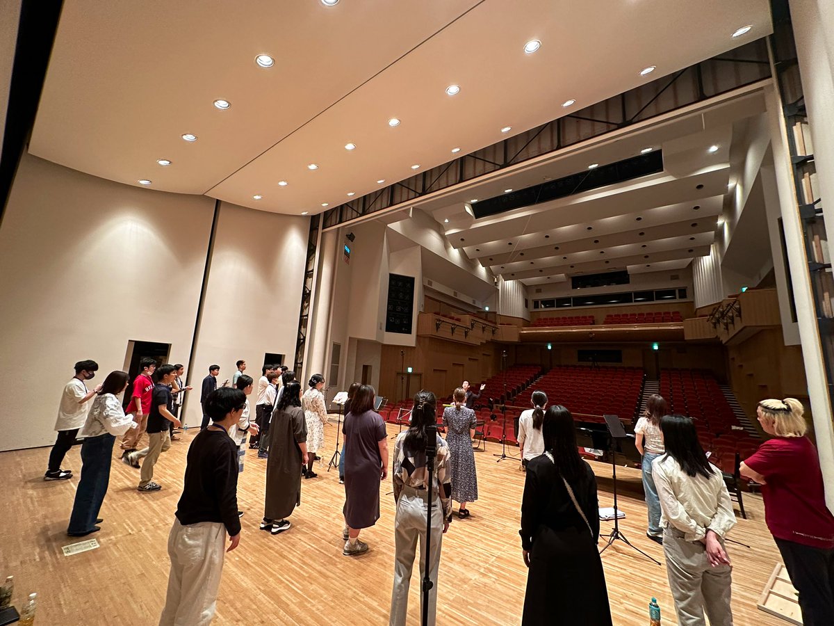 【公募合唱団】
今日はレコーディング（その1）です✨
ただいま発声練習中！