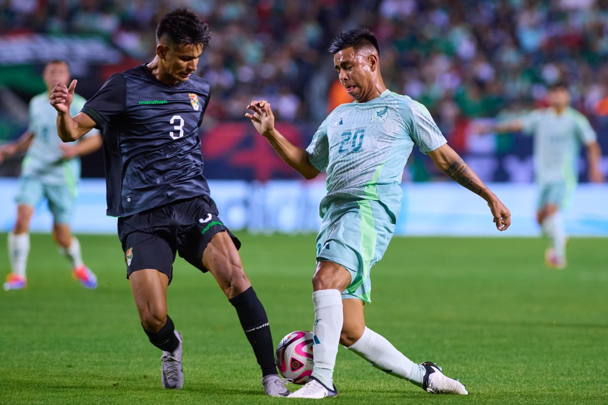 #AmistosoInternacional #SelecciónMexicana

45+2' ⏱️ ¡Nada para nadie! Nos vamos al medio tiempo, la Selección Mexicana no logra hacerle daño a Bolivia y se mantiene el empate en Chicago

🇲🇽 #México 0️⃣🆚0️⃣  #Bolivia 🇧🇴

🔴 EN VIVO 👉 lc.cx/H1avwg