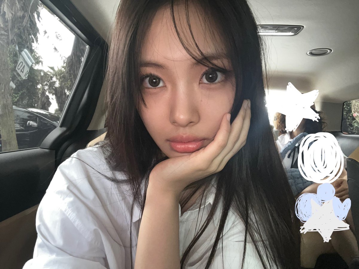 fromnwjns's tweet photo. [240601] 📞🐣

#뉴진스 #NewJeans #혜인 #Hyein https://t.co/wkyeCrTuYT