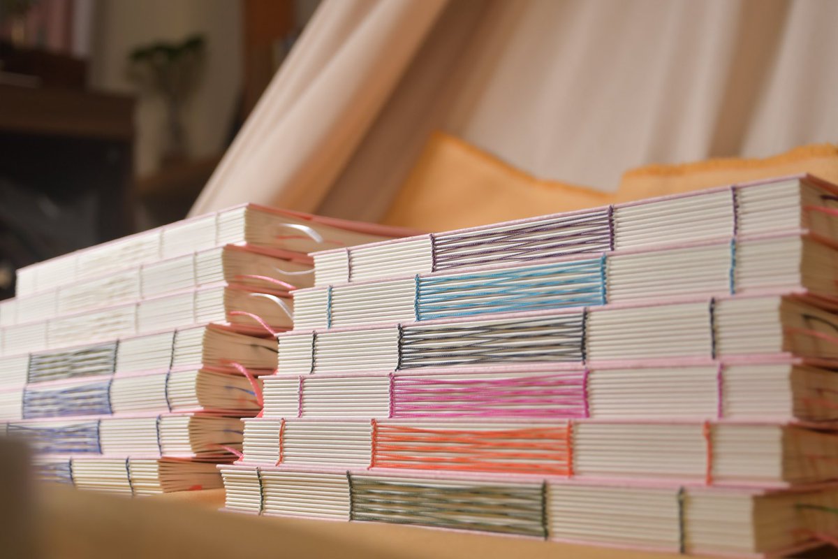 訂製筆記本小山丘
你的老闆也會幫你製作刻名、專屬配色筆記本嗎？
#筆記本 #notebook #企業訂製 #客製化 #線裝書 #手製本