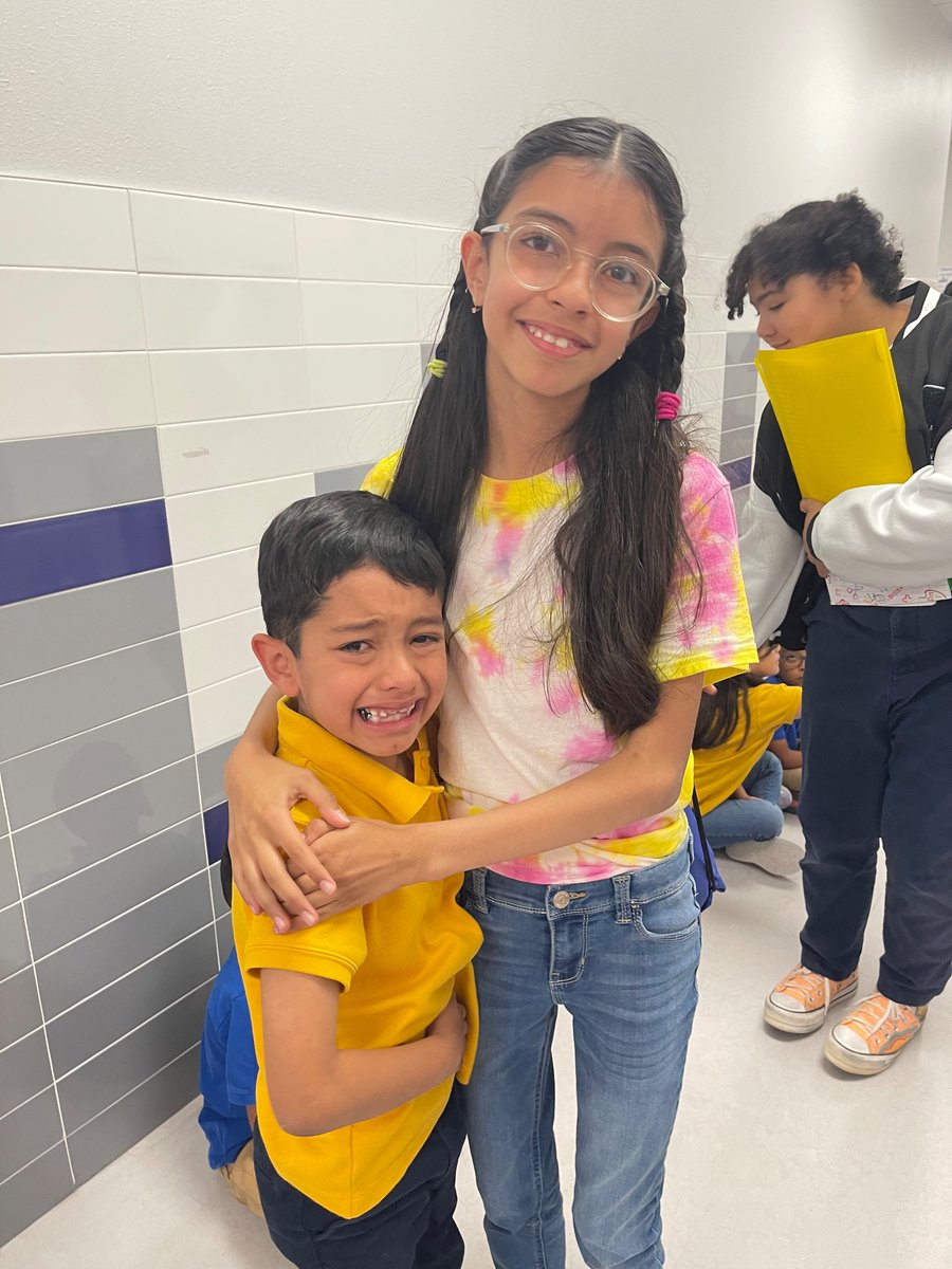 LDominguez_17's tweet photo. 1st and last day of school! 💖💙 This reminded me how fast they're growing up 🥹 https://t.co/NeqRlOxtXN