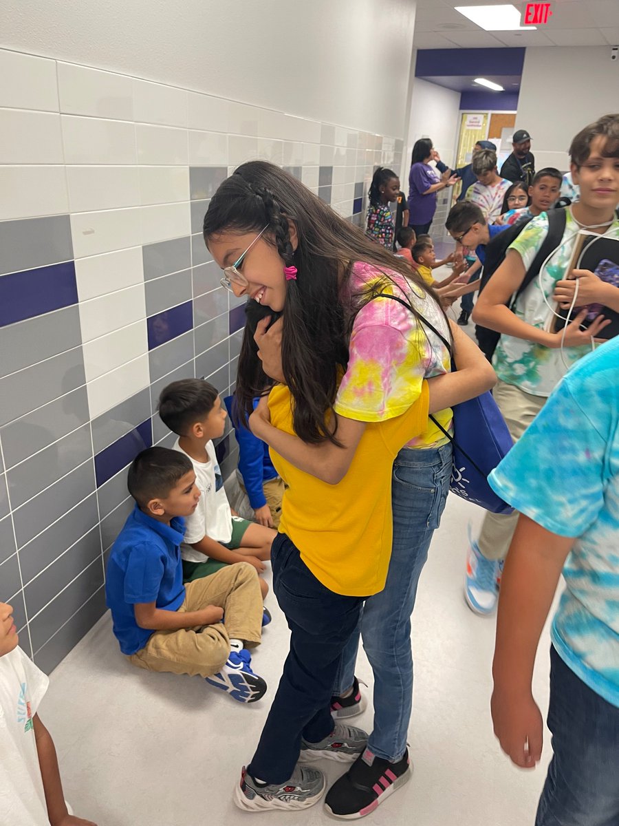 LDominguez_17's tweet photo. 1st and last day of school! 💖💙 This reminded me how fast they're growing up 🥹 https://t.co/NeqRlOxtXN