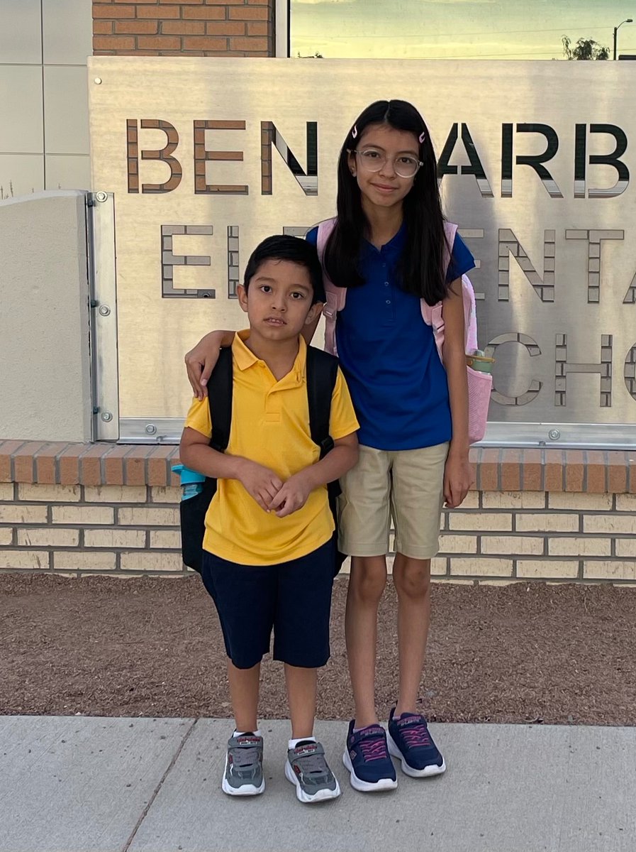 LDominguez_17's tweet photo. 1st and last day of school! 💖💙 This reminded me how fast they're growing up 🥹 https://t.co/NeqRlOxtXN
