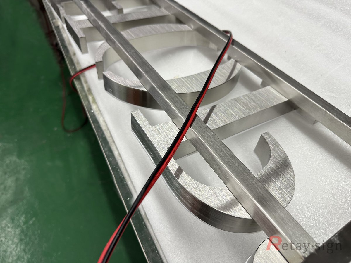 LeiTin20's tweet image. Hanging Signs Led llluminated Front Lit Channel Letters 
#channellettersign 
#frontlitsign 
#retaysign