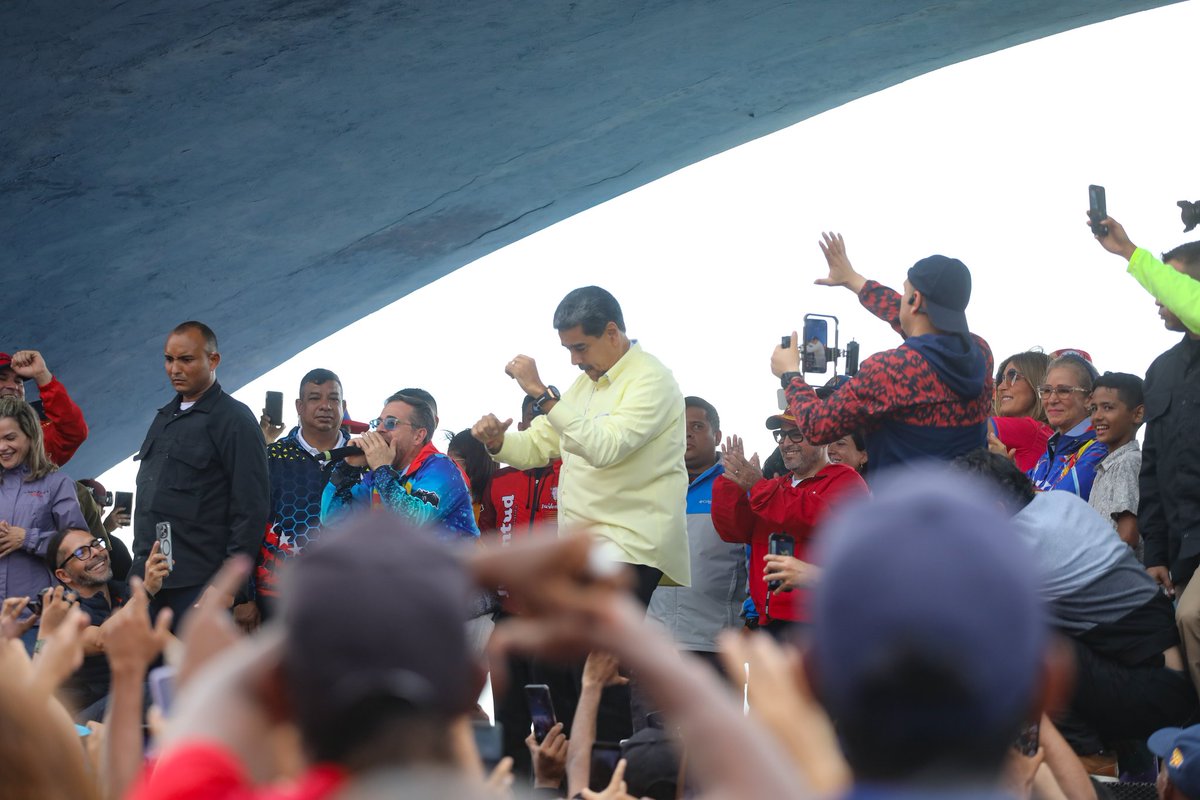 El pueblo: sus hombres, mujeres, juventud, abuelos y las abuelas son mis maestros y maestras, los escucho siempre, aprendo de ustedes para brindar soluciones, innovando, creando y en acción concreta. Ha valido la pena ser leal al pueblo, a Chávez y a la Patria.