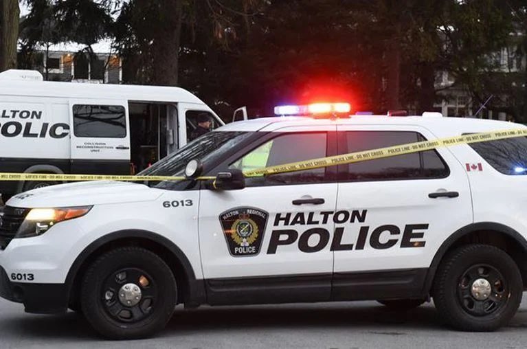 SERIOUS INJURIES: Cyclist transported by @HaltonMedics207 w/ serious injuries to trauma ctr after collision w/vehicle, earlier this evening, intersection of Walkers Ln/Fairview #BurlOn . @HaltonPolice Collision Reconstruction Unit investigating.