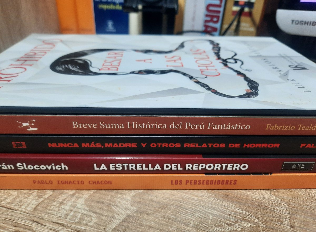 historiador's tweet photo. 🧵HILO🧵 #5libros de cuentos para buscar en la #FIL que viene.
A propósito de la #FILLima2024, una de las oportunidades que ofrece la feria, además de ponernos al día en publicaciones que hemos dejado pasar por diversas razones (la principal, la falta de dinero), es la de encontrar otras publicaciones que no solo no son #Novedades sino que tampoco les prestó mucha atención la prensa cultural en su momento, mucho menos los 'booktokers' o 'booktubers' que apenas saben de su existencia. Aquí, por ejemplo, les menciono #5libros de cuentos publicados en años anteriores que, si los ven la FIL, no duden en comparlos: