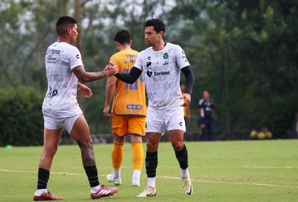 ClubSantos's tweet photo. Terminó nuestro segundo partido amistoso de esta #PretemporadaGuerrera con el marcador a nuestro favor ante Tigres Sub 23. 💪🏽 #PrimeroGuerreros 

#San 4⃣-1⃣ #TIG | #MarcadorFinal 
⚽️: Ismael Govea, Santiago Muñoz (2) y Ronaldo Rubio. https://t.co/hs9Tw55zcM