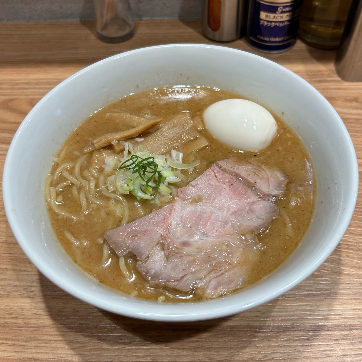 BioSpace11's tweet photo. 幸加。らーめん味玉付。

せたが屋出身の店主が営むお店。まろやかで食べやすく懐かしさのあるMIX系スープ。動物・魚介のWスープのバランス感が良いラーメン。

#幸加 #千歳烏山 #ラーメン https://t.co/t1MPpneFrC