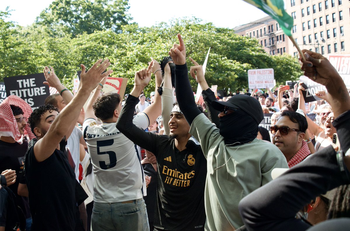 Scenes from the pro-Palestine protest outside the Brooklyn Museum this afternoon

📸