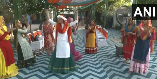 EconomicTimes's tweet photo. #Punjab: Girls perform #Gidda at a polling booth in #Mohali and urge eligible voters to cast their vote. All 13 Parliamentary constituencies of the state are going to polls today.
(ANI)
🗳️ #LokSabhaElections2024 News Updates ➠ https://t.co/UtDuYHuRMP #ElectionsWithET https://t.co/wS9jE8Akl2