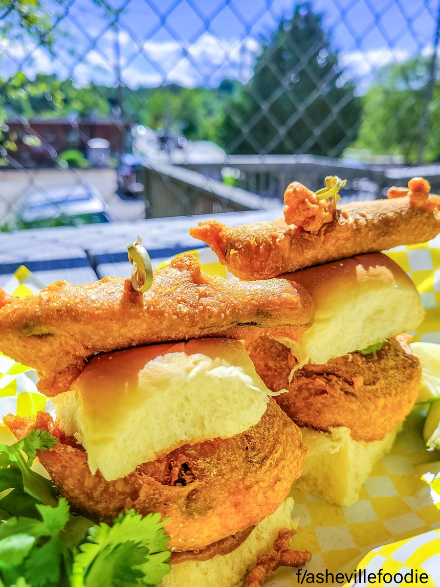 AshevilleFoodie's tweet image. Grabbed a lobster roll and a couple of veggie sliders with a fried pepper on top from Baby Bull in Asheville's River Arts District 😋🦞 #ashevillefoodie #avleats