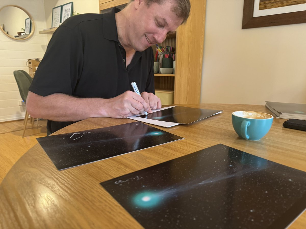Imagine if @TerryLovejoy66 came over to your house to sign 400 high quality prints of Comet Lovejoy for all guests coming to Star Stuff 2024 starstuff.com.au 😍