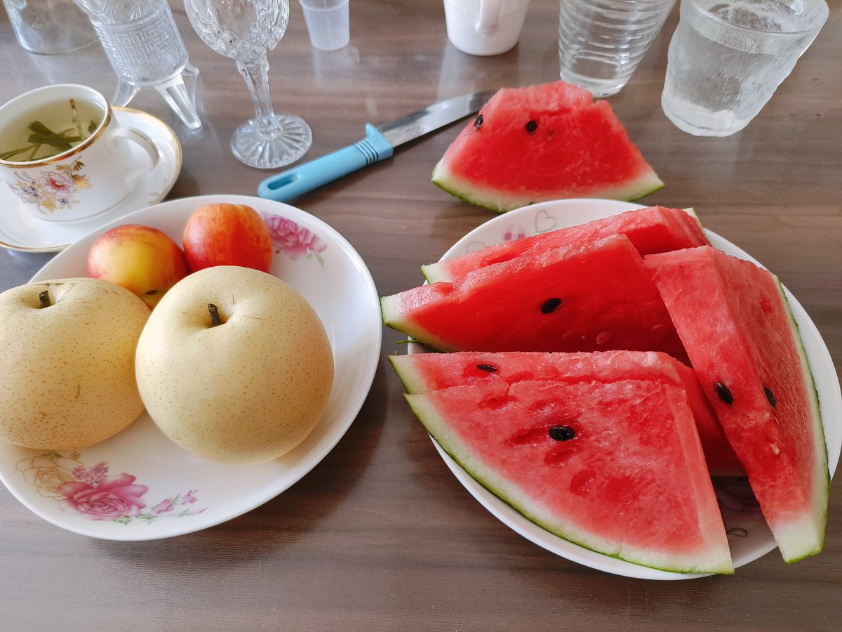 MengiaAtlantis's tweet photo. 看来今年西瓜的收成不错，刚到6月份就已经大批进入市场，价格降到了0.8元/500g，味道真不错。 https://t.co/ghYiaE2Cvd