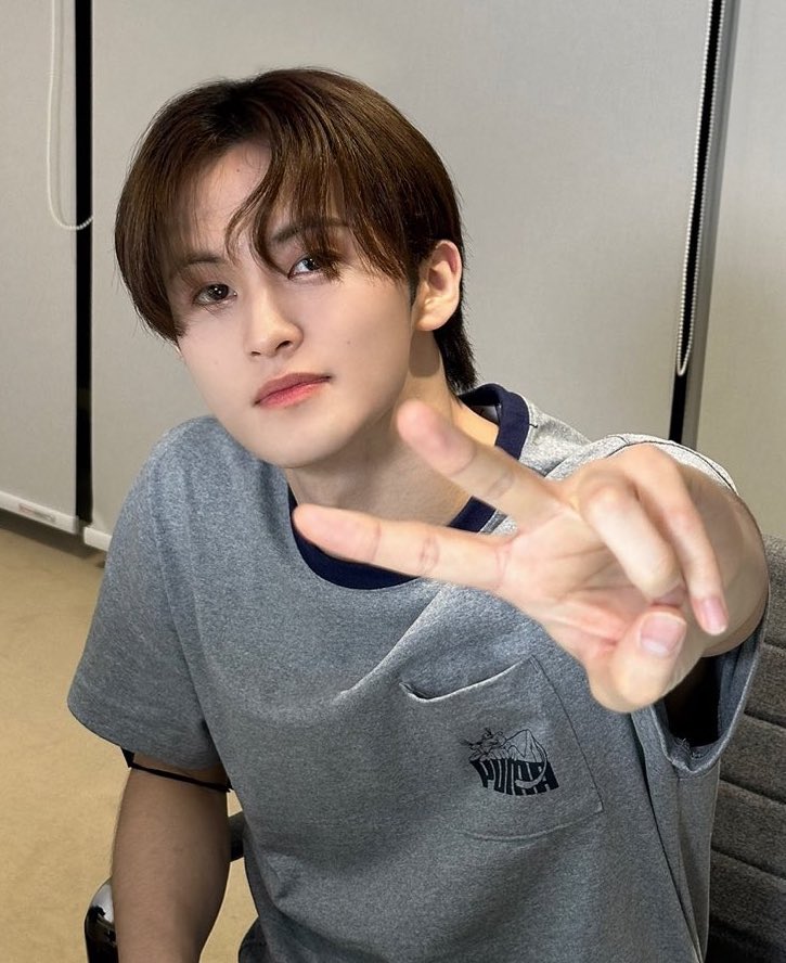 ห๊าาาาาาาาาาาาาาาาาาาา แล้วคือหล่อมากกกก เหมือนเด็กมหาลัย ฟีลแบบเพื่อนในคณะที่หล่อๆๆ ฮือๆๆๆๆๆๆๆๆๆๆๆ