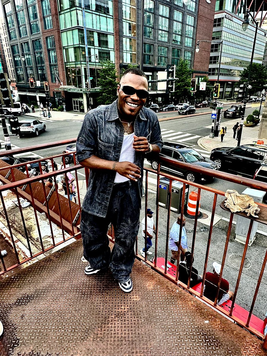 dashncredible's tweet photo. Outside https://t.co/jpnkPtISTG