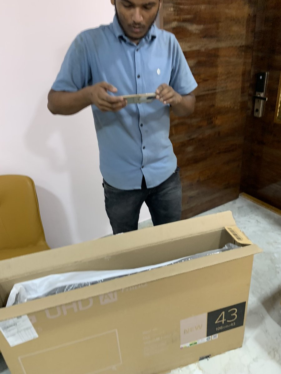 BidyutD1's tweet photo. @Flipkart @flipkartsupport this is what u get ordering new tv https://t.co/eLoqAo0Hjt