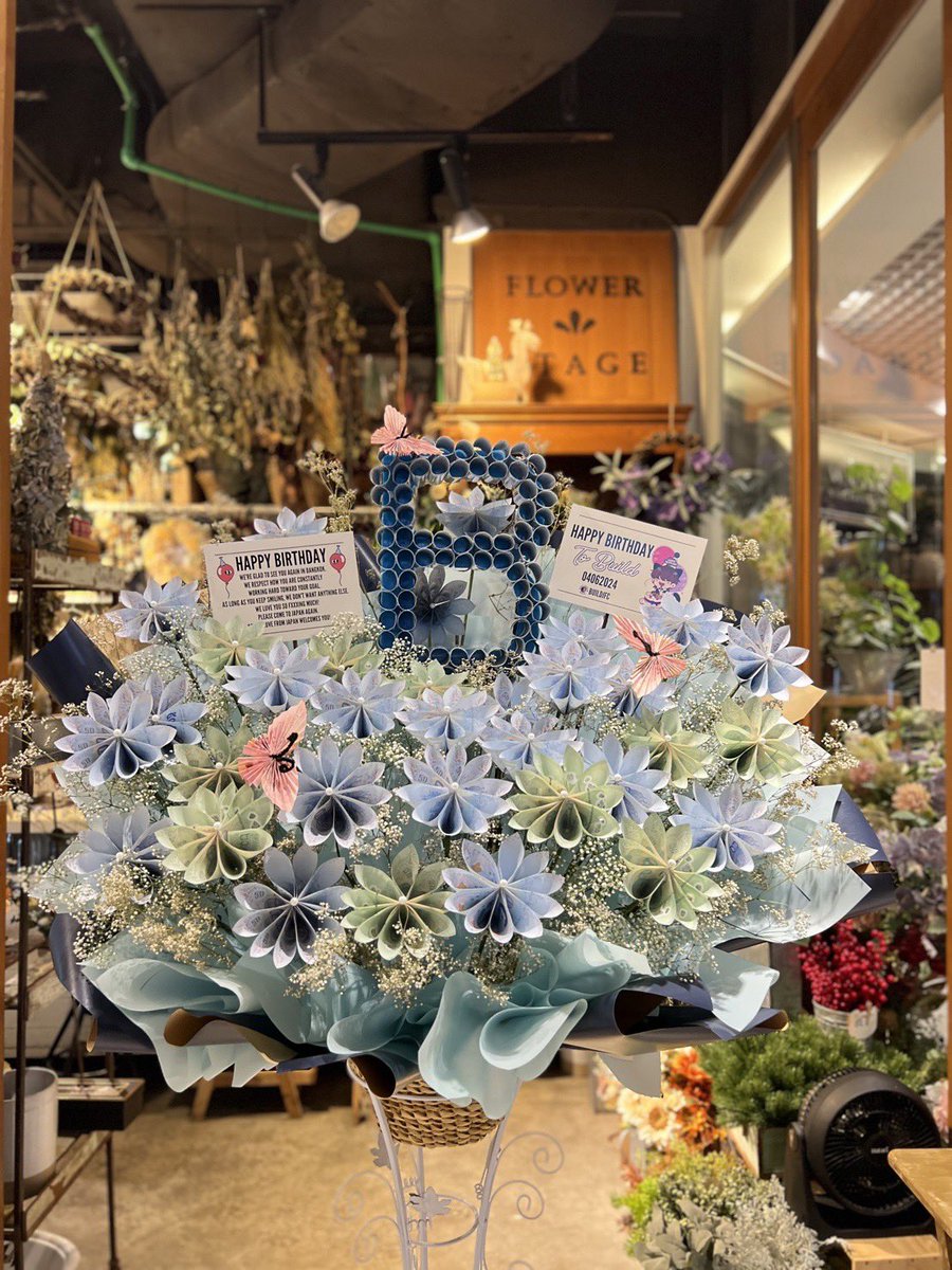 BuildJFC's tweet photo. 🔹Buildくんバースデープロジェクト
マネーフラワースタンド🔹

可愛らしいスタンドが出来ました💙

#Biu30thBirthdayProjects 
#BuildJakapan #Beyourluve 
#BUILDLETSGROWTHREEGETHER 
@JakeB4rever https://t.co/vNGwv7ekfJ