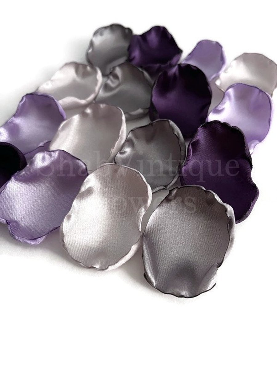 Wedding aisle decor, Purple, lavender, silver and slate flower petals dlvr.it/T7gqzp #weddingcolors #bridal #weddingdecor #flowerpetals #bridetobe2024 #weddingplanner #happilyeverafter #bettertogether