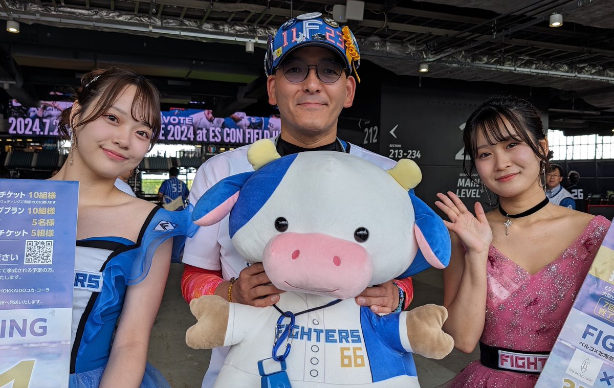 pabeq3's tweet photo. 2024.6.1
今日は
#ベルコサンクスマッチ2024
#ファイターズ・ドレス を着たかわいくてキレイでステキなガールと
#うしぬいぐるみくじ #特等 #万波中正 🐮さんと一緒に記念撮影📷しました🐮
入場時にいただいた #クリアファイル とチラシ
ありがとうございます😊
#lovefighters #bellco #ベルコ #wedding