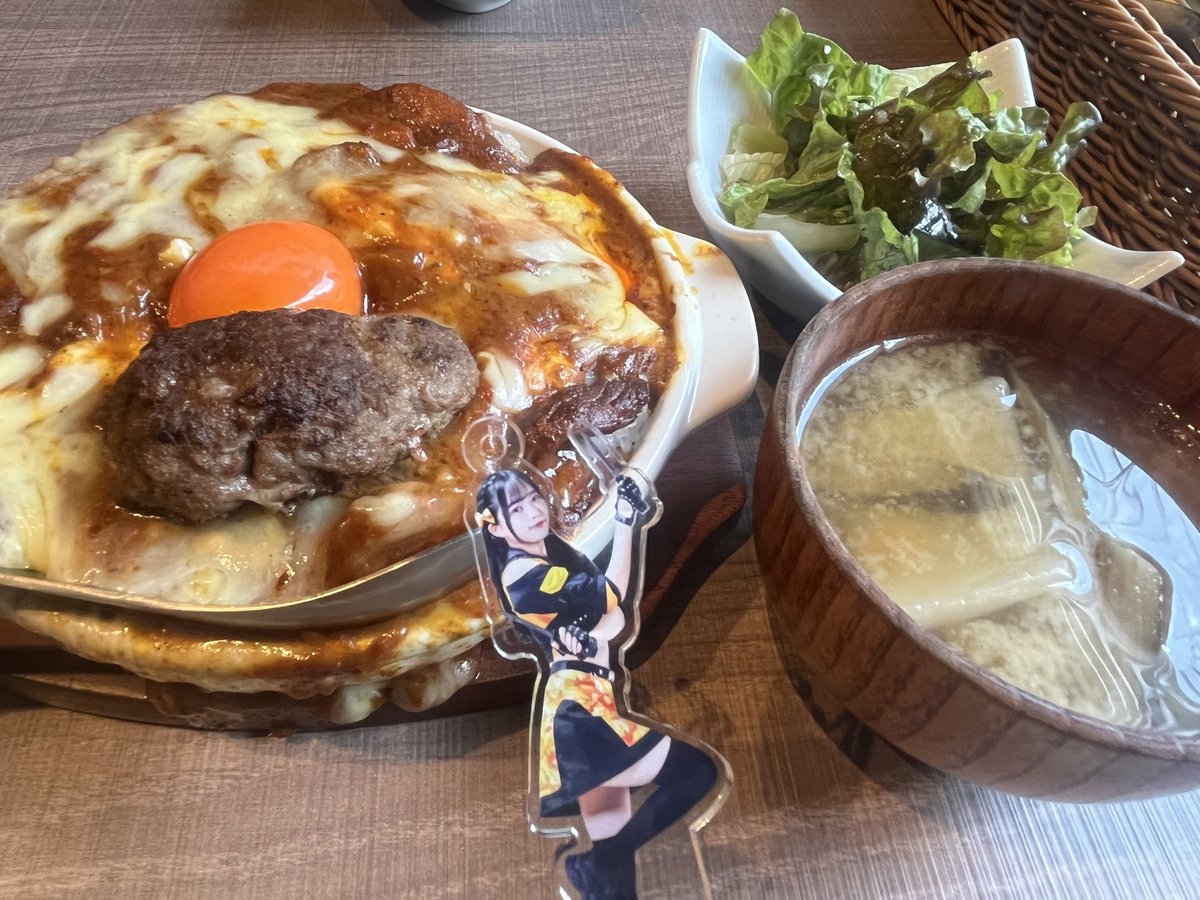 スクワッドとハンバーグカレードリア食べたよ！！おいしかった！！ライブ楽しみー!

#あす家族