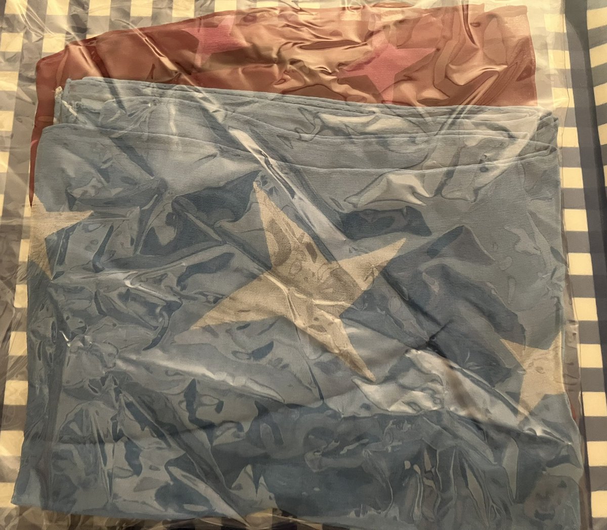 o90BYg3Lybn0Csm's tweet image. あった！
良かった。
ようやく見つけた。。
手裏剣スカーフ🥷
これ探したお陰で無くしたつもりのマキネッタも出てきたし、この勢いでチケット獲得は既定路線だな。
#ozkn
#LIFE小沢健二