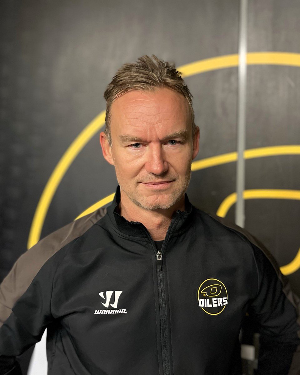 Han har vært spiller i Oilers fra 06/07 til 10/11 med 200 kamper i drakta.
Han hadde drakt #14
Nå er han Gjøses høyre hånd.
Gratulerer med dagen Marius Trygg 🎉🎊🖤💛
Foto: Oilers