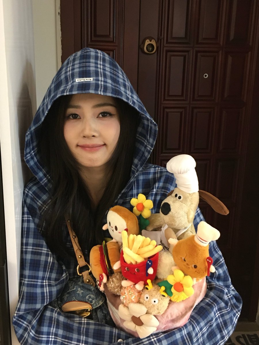 Minkniko's tweet photo. ธีมวันเด็ก 1 มิ.ย. 2024 #ไป๋ลู่ #BaiLu 

♡ ปี2024 [Zootopia] 🐰:   

"ผู้ที่เดินตามหาแสงสว่างจะสามารถเปล่งประกายได้ในที่สุด" ทั้งจูดี้ 🐰และไป๋ลู่ สามารถทำความฝันของตนเองให้เป็นจริงได้ แต่พวกเขายังคงเดินต่อไปพร้อมกับความตั้งใจเดิมที่มี✨

จูดี้ 🐰 บอกไว้ว่าเธอต้องการทำให้โลกนี้น่าอยู่ขึ้น
ไป๋ลู่ 🦌 กล่าวไว้ว่าเธอต้องการเป็นผู้ที่คอยส่งพลังบวก คอยสร้างสรรค์ผลงานที่ดี และคอยส่งต่อพลังให้กับทุกคน ∞♡

หวังว่าเธอจะได้ทำในสิ่งที่เธอรักตลอดไป ถูกรายรอบไปด้วยความรัก ความจริงใจและความมุ่งมั่น จะนำพาไปสู่ความสำเร็จ
หวังว่าพวกเราจะได้อยู่เคียงข้างเธอ คอยปกป้องและคอยสนับสนุนเธอ เดินตามรอยของเธอแล้วเติบโตเป็นตัวเองในรูปแบบที่ดียิ่งขึ้น

Cr_白鹿的早安