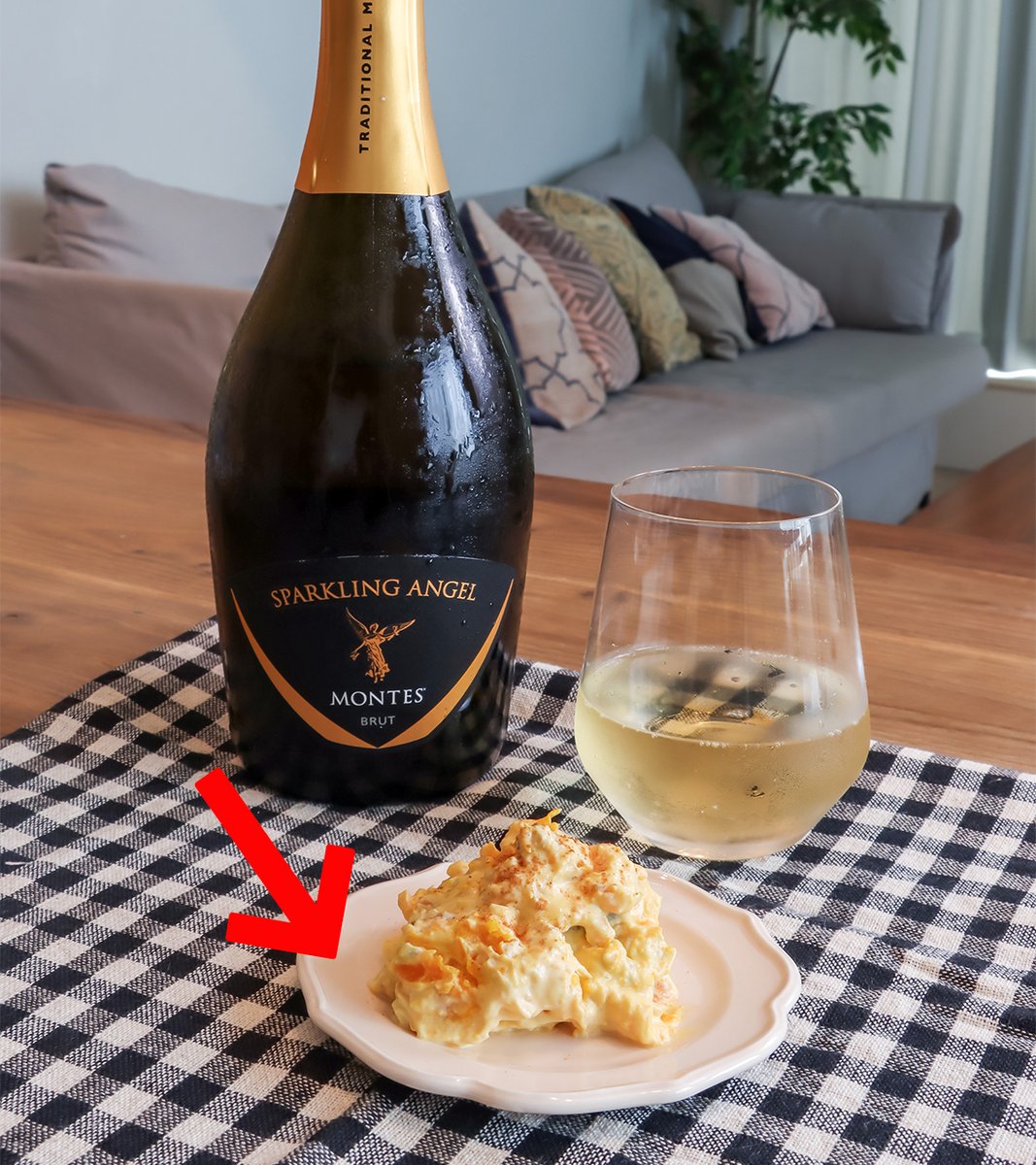 ワインと料理を撮るときは以下のポイントを押さえると、バランスの良い写真なります🍷✨

①ワインボトルを頂点に考え、グラスとお皿を凸凹にならないように並べて三角形を作る

②ワインのラベルに料理が被らないように料理の位置を調整する

#写真の日