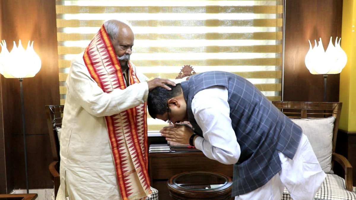 dpradhanbjp's tweet photo. କେନ୍ଦୁଝରର କଣ୍ଢେଇ ନୃତ୍ୟଶିଳ୍ପୀ ତଥା ପଦ୍ମଶ୍ରୀ ମାଗୁଣୀ ଚରଣ କୁଅଁରଙ୍କ ବିୟୋଗ ଖବର ଶୁଣି ମୁଁ ଦୁଃଖିତ ଓ ମର୍ମାହତ । ଓଡ଼ିଶାର ପ୍ରାଚୀନ କଳା ତଥା କାଠ କଣ୍ଢେଇ ନୃତ୍ୟକଳାକୁ ବଞ୍ଚାଇ ରଖିବା ଦିଗରେ ତାଙ୍କର ପ୍ରତିବଦ୍ଧତା ଅବର୍ଣ୍ଣନୀୟ । ଆମର ଲୋକକଳାକୁ ଉଜ୍ଜିବୀତ କରିବାରେ ତାଙ୍କର ଅବଦାନ ଚିର ସ୍ମରଣୀୟ ହୋଇ ରହିବ । ଅମର ଆତ୍ମାର ସଦଗତି କାମନା କରିବା ସହ ଶୋକସନ୍ତପ୍ତ ପରିବାରବର୍ଗଙ୍କୁ ସମବେଦନା ଜଣାଉଛି । 

ଓଁ ଶାନ୍ତି