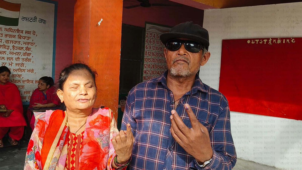 JagbaniOnline's tweet photo. ਜਲੰਧਰ 'ਚ ਬਲਾਇੰਡ ਜੋੜੇ ਨੇ ਆਪਣੀ ਵੋਟ ਦਾ ਇਸਤੇਮਾਲ ਕਰਕੇ ਦੇਸ਼ ਪ੍ਰਤੀ ਨਿਭਾਇਆ ਆਪਣਾ ਫਰਜ਼
#BlindCouple #Jalandhar #Fulfilled #Duty #CastingVote #LokSabhaElections #LokSabhaElections2024 #Jagbani https://t.co/I9Z7wyjobP