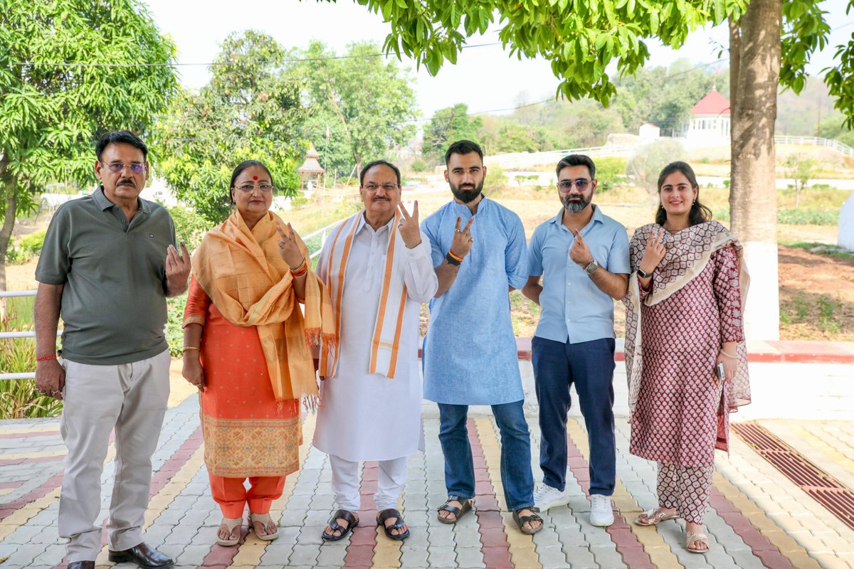 आज अपने पैतृक गाँव विजयपुर, हिमाचल प्रदेश में प्रथम मतदाता के रूप में सपरिवार मतदान कर लोकतंत्र के इस उत्सव में शामिल होने का सौभाग्य प्राप्त हुआ। सशक्त, सक्षम, सामर्थ्यवान और आत्मनिर्भर भारत के लिए मैं सभी मतदाताओं से अत्यधिक संख्या में मतदान करने की अपील करता हूँ। आपका मत