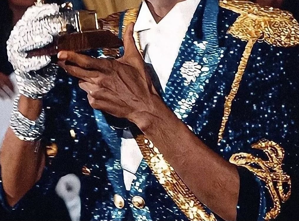 cardifairy's tweet photo. the eccentric and innovative fashion style of michael jackson, an analytic thread with @illbetherelovve; ☆ https://t.co/HOdTkJEI0D