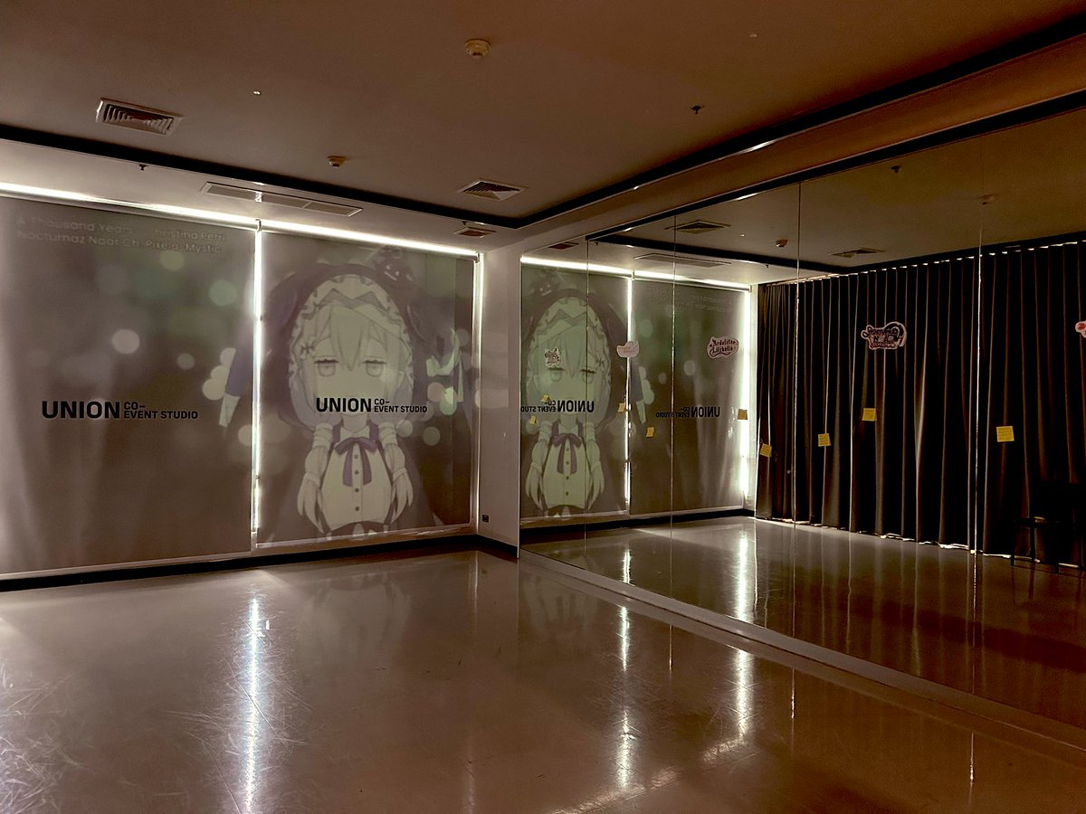 ใครมางานวันนี้ อย่าลืมมาเขียนข้อความถึงสาวๆได้ที่ห้อง “Our Story Room” นะครับ สามารถหยิบ post-it และปากกาที่ทางเราเตรียมไว้เขียนแล้วแปะกระจกตามชื่อสาวๆได้เลยครับ