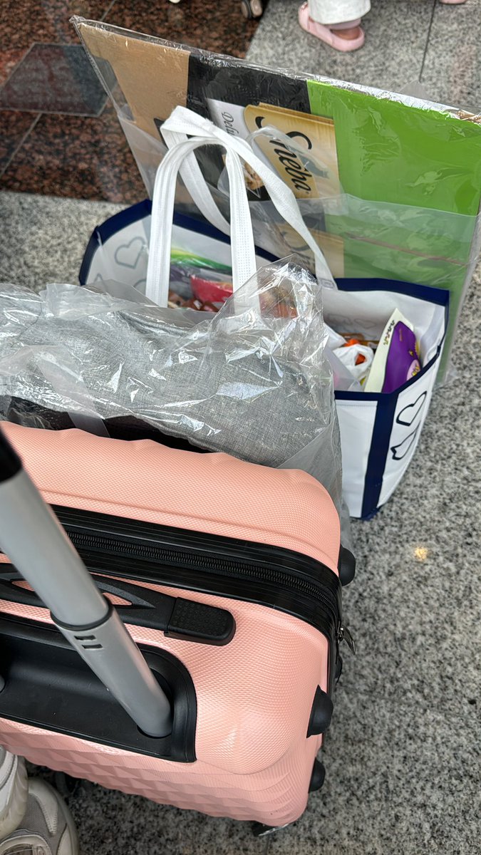 samchimom's tweet image. 흑… 아직 덜샀는데…!! 손이 없다…!!