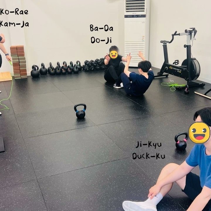 BQUAD_sports's tweet photo. 5월 정기 모임 종목은 크로스핏이었습니다.
짝이 되어 와드 기록도 세우고 즐거웠네요. 득근 파이팅!💪
#ofsw #bquad #비혼 #비혼여성의_삶 #비혼주의자 #비혼주의 #비혼라이프 #비혼족 #비혼 #운동하는여자 https://t.co/YitvB6F5C5