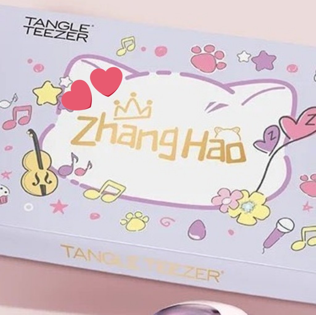 que hermosos detalles colocó tangle teezer en la portada del set, una corona, un violín, un micrófono y la silueta de un red panda que representan a zhang hao 🩷

ZHANG HAO TANGLE TEEZER SPOKESPERSON 

#TANGLETEEZERxZHANGHAO 
#ZHANGHAO