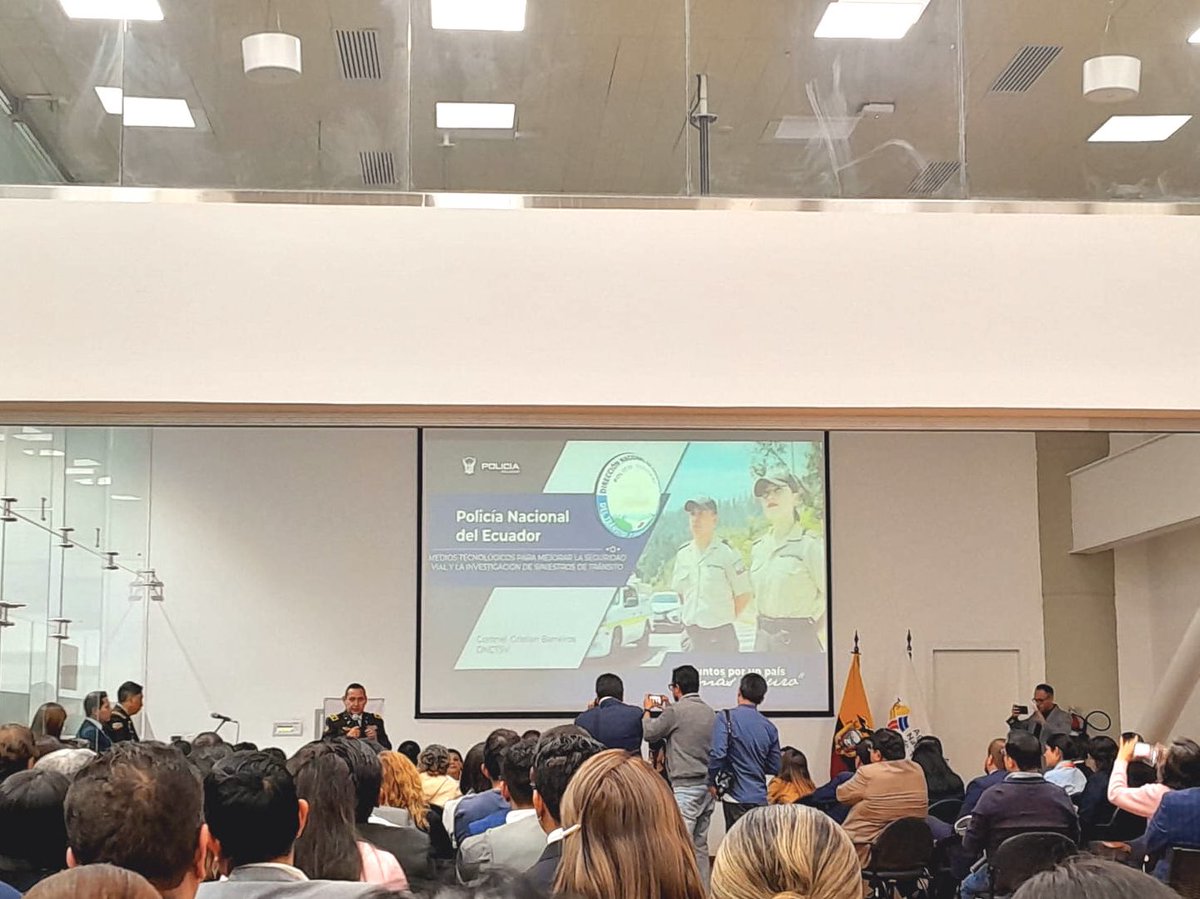 🚦🚴‍♂️ **Fundación Biciacción en el Conversatorio de Seguridad Vial** 🏛️

invitados al conversatorio de seguridad vial, realizado el miércoles 29 de mayo. ¡movilidad segura y sostenible para todos!
#SeguridadVial #FundaciónBiciacción #MovilidadSostenible