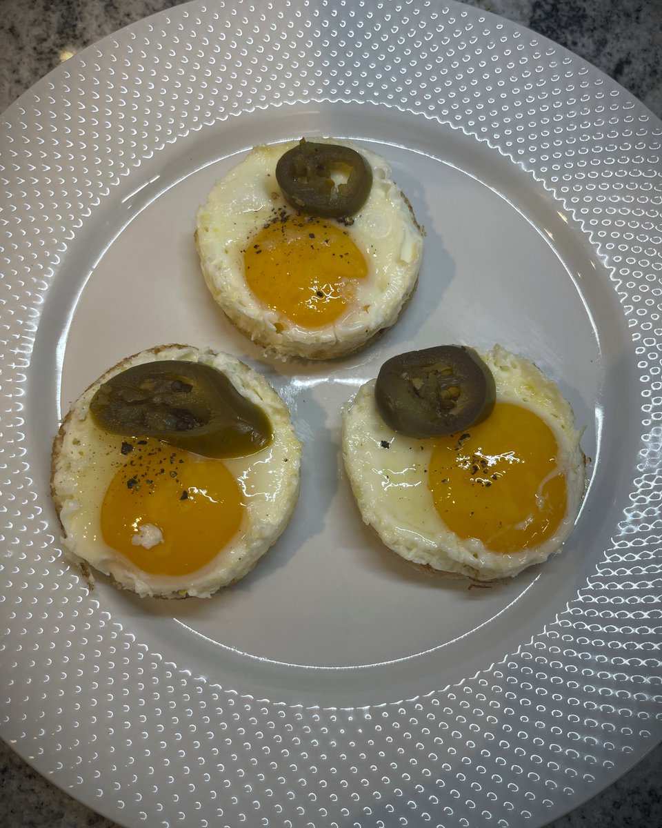 Fried Egg Sliders - Brunch Ideas
Ingredients: Eggs, rye bread toast, butter, salt n pepper
Garnish: Pickled jalapenos
#brunchideas #eggs #breakfastrecipes #quickmeals