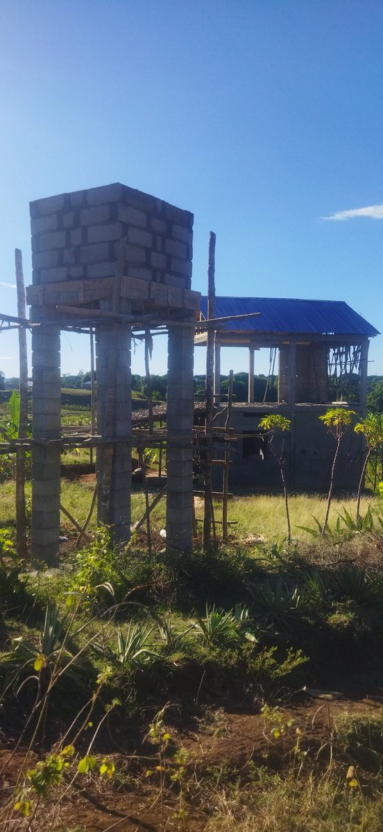 As you can see from these new photos taken last night, the water tower is almost finished, it remains to make the tank as soon as the whole is dry.