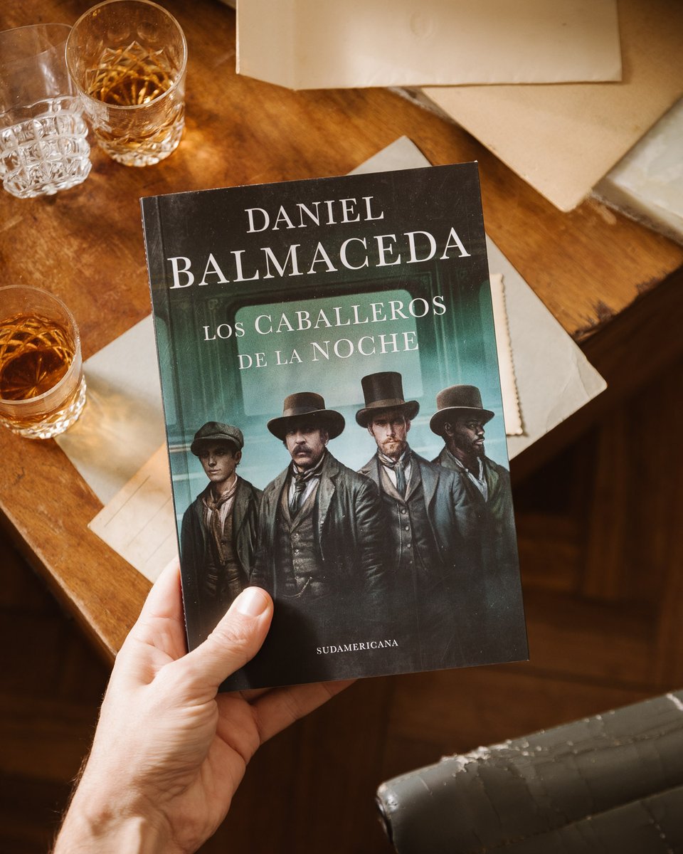 Penguin Argentina (@penguinlibrosar) on Twitter photo Un caso policial histórico con el sello de <a href="/d_balmaceda/">Daniel Balmaceda</a> 🕵️♂️
Un fascinante relato de ambición, elegancia y de búsqueda de prosperidad a toda costa en la vibrante Buenos Aires de finales del siglo XIX.
📌 Novedad de junio
📕 Conseguilo en PenguinLibros.com y en librerías Un caso policial histórico con el sello de <a href="/d_balmaceda/">Daniel Balmaceda</a> 🕵️♂️
Un fascinante relato de ambición, elegancia y de búsqueda de prosperidad a toda costa en la vibrante Buenos Aires de finales del siglo XIX.
📌 Novedad de junio
📕 Conseguilo en PenguinLibros.com y en librerías