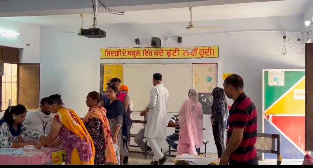 JagbaniOnline's tweet photo. ਆਮ ਆਦਮੀ ਪਾਰਟੀ ਦੇ ਉਮੀਦਵਾਰ ਪਵਨ ਕੁਮਾਰ ਟੀਨੂੰ ਨੇ ਆਦਮਪੁਰ ਦੇ ਬੂਥ ਨੰਬਰ 129 'ਤੇ ਪਾਈ ਵੋਟ
#Jagbani #LokSabhaElections #LokSabhaElections2024 #PunjabVoting #VotingDay #PawanTinu #CastingVote #Adampur #Jalandhar #Jagbani https://t.co/WApEeeSbLR