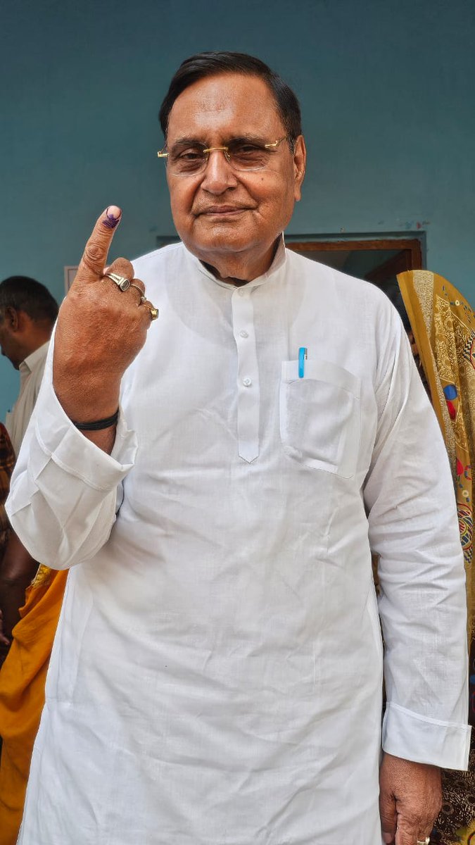 राष्ट्रधर्म सर्वप्रथम 

आज अपने गृह जिले व लोकसभा नालंदा के एकंगरसराय के खुशहालपुर के बूथ नंबर 65 पर मतदान कर अपने लोकतांत्रिक दायित्व का निर्वहन किया

मतदान अधिकार ही नहीं कर्तव्य भी है 

एक एक मत देश का भविष्य गढ़ता है, इसीलिए मतदान अवश्य करें