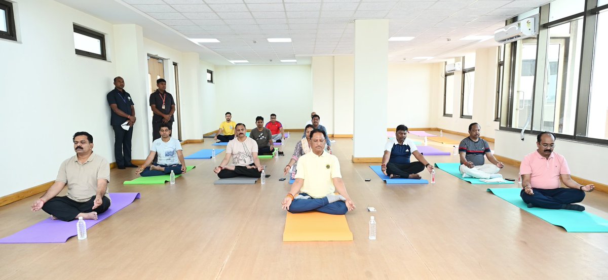 राजधानी रायपुर स्थित भारतीय प्रबंधन संस्थान (आईआईएम ) में आयोजित दो दिवसीय चिंतन शिविर के दूसरे दिन आज सुबह मुख्यमंत्री श्री विष्णु देव साय ने अपने मन्त्रीमंडल के सहयोगियों के साथ योगाभ्यास किया।