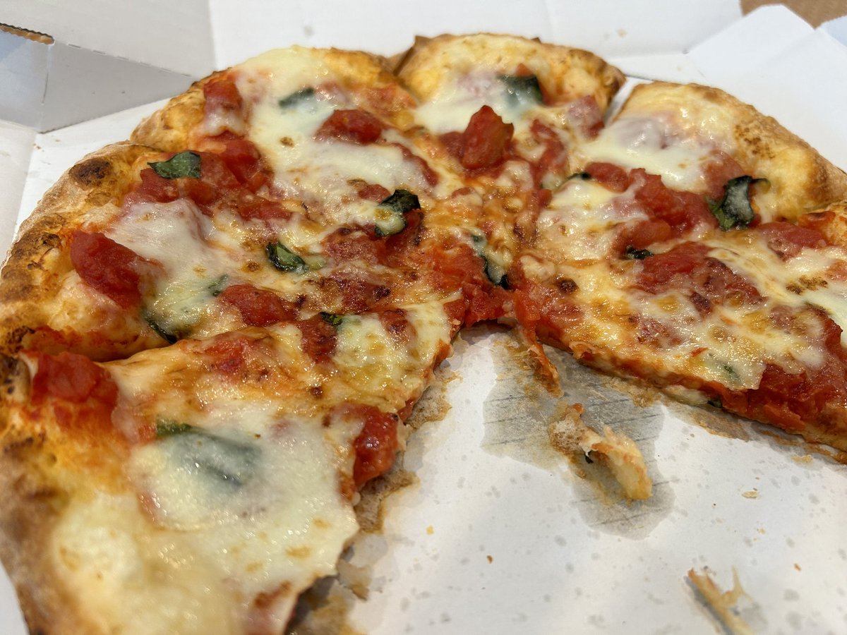 yonagonodee's tweet image. ピザポケットの店長が小中の同級生だと知り、オーナーにも違う同級生がなり。今後ピザポケット一択になりました。
早速お昼にいただきました、美味しかったです🍕
#米子
#ピザ
#PizzaPockets