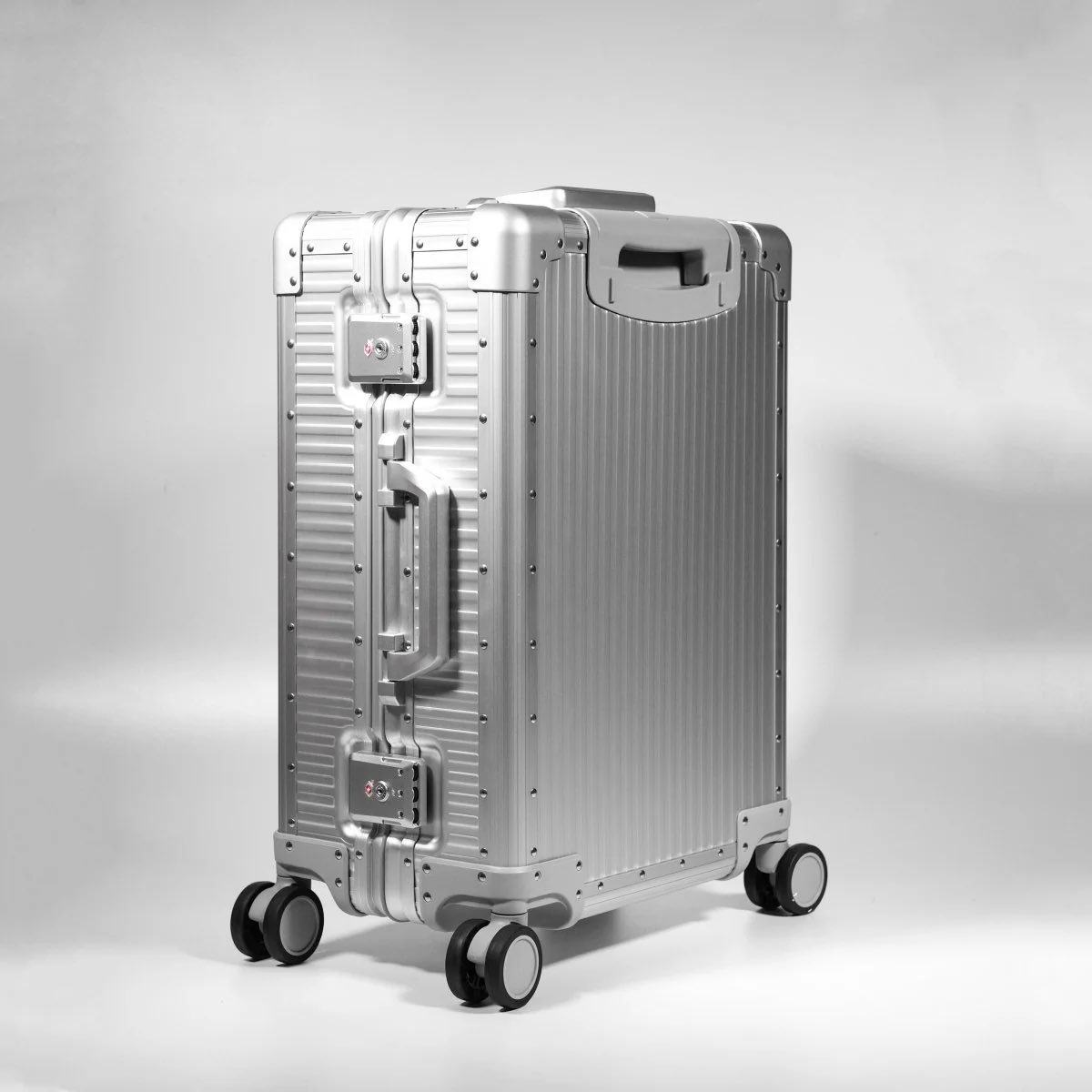 0002l4's tweet photo. 国内ブランドaucenticのキャリーケース中々良さそう。フルアルミで探すとRIMOWAに寄せすぎてるデザインが多くて躊躇してたのだけど、オリジナルのデザインもありつつ、3年保証、日乃本錠前（HINOMOTO）の超静音キャスターを使用しているみたい。お値段も丁度良く(37000円)で上位候補🎧 https://t.co/jbP7Xz64Z4