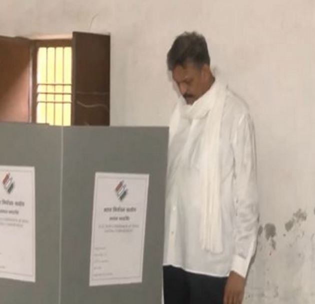SP's Ghazipur LS candidate Afzal Ansari casts his vote

#loksabha_elections_2024 #AfzalAnsari #Ghazipur
