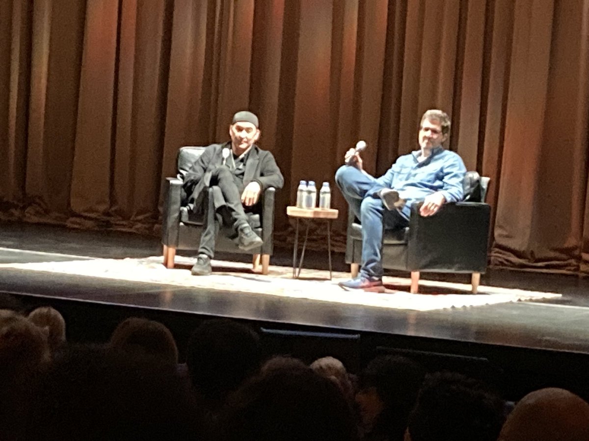 JayRay13's tweet photo. Record store/DJ Rob talking to music podcast Rob about one of my top five movies is my new favorite thing. #highfidelity #chicago #JohnCusack #60songsthatexplainthe90s https://t.co/0zwhchGUH1