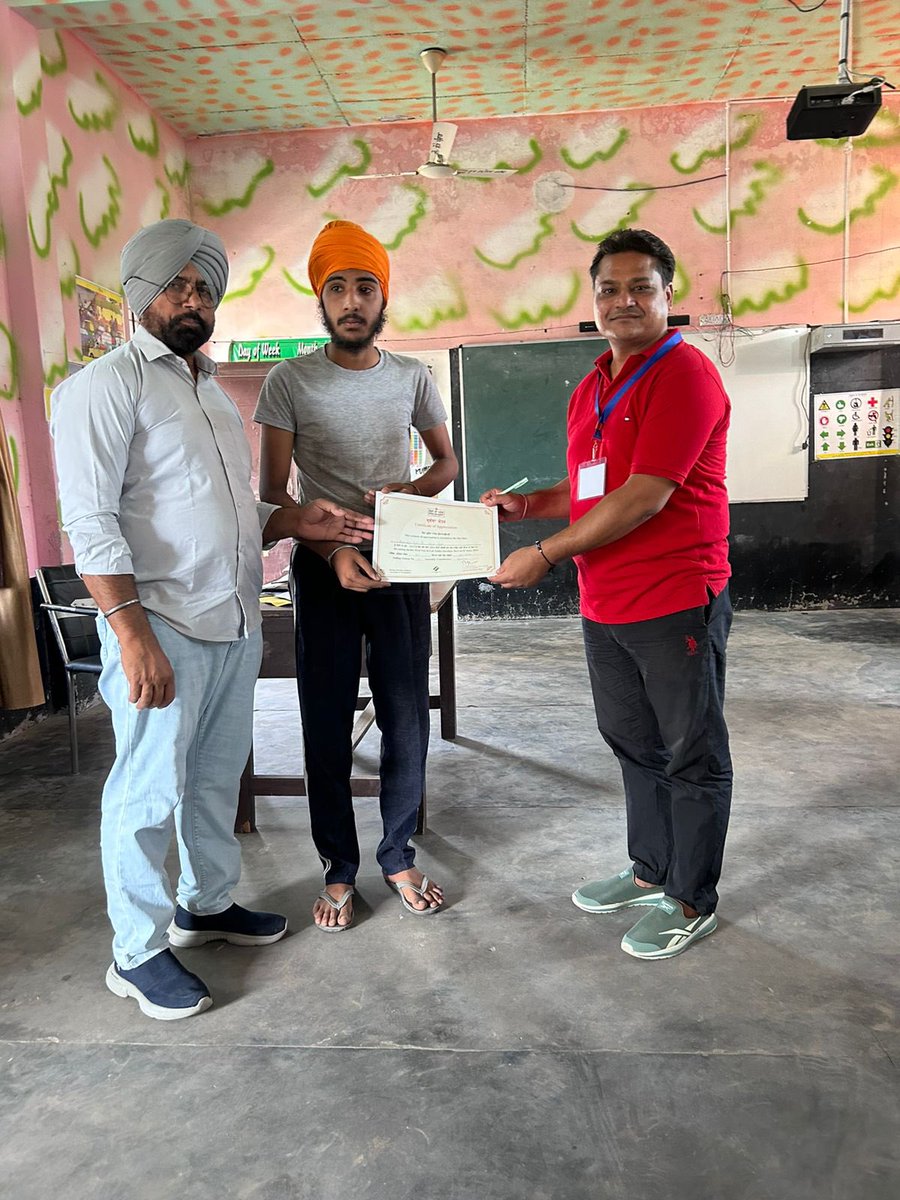 deosangrur's tweet photo. Sangrur district administration felicitated young voters who exercised their right to vote first time in the general election of PC 12 Sangrur.
#LokSabhaElections2024  #TheCEOPunjab #NoVoterToBeLeftBehind #ChunavKaParv #YouAreTheOne #ivoteforsure #PunjabVotesOn1June #IssVaar70Par https://t.co/TvsVf7KyWf